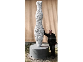 скульптура из гранитной колонны